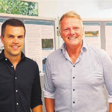 Drei Windräder auf dem Lindenberg - Robin Koch (links), Geschäftsführer der Windpark Lindenberg AG, und Stefan Zemp, Beinwiler Gemeindeammann, pflegten eine intensive Zusammenarbeit. Bild: vaw