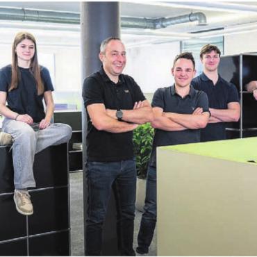 Doppelspitze eröffnet Perspektiven - Marco Horisberger und Marc-Andrea Scheuber (vorne, von links) mit dem ganzen Archicube-Team. Bild: zg