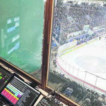 Der Lange und der Würfel - Peter Lang und sein Arbeitsplatz mit bester Aussicht auf die Eisfläche. Bild: Stefan Sprenger