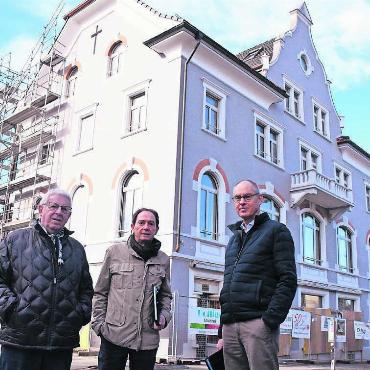 Nostalgie mit ganz viel Charme - Das sanierte Domherr-Meyer-Haus besticht durch sein neues Erscheinungsbild und die Verantwortlichen sind sehr zufrieden mit dem Stand der Arbeiten (v. l.): Kirchenpflegepräsident Josef Brunner, Architekt Urs Häfliger und Markus Loher von der Baukommission. Bilder: Daniel Marti