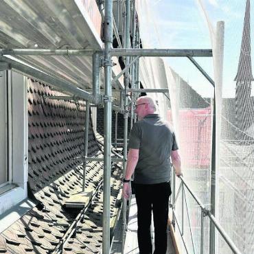 Möglichst zurück zum Original - Bruno Strebel zuoberst auf dem Gerüst der Pflegi. Die Fassadensanierung schreitet planmässig voran. Bild: zg