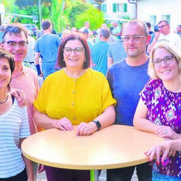 Finanzierung fürs Dorffest steht - OK-Präsidentin Claudia Dober mit jenen Mitgliedern des Dorffest-OK, die an der «Gmeind» dabei waren. Bild: Thomas Stöckli