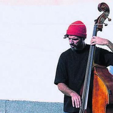 10 Jahre Musig im Pflegidach - Petros Klampanis kommt mit seinem Bass zum Jubiläum wieder in den Pflegidachsaal. Bild: zg