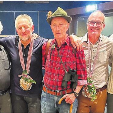 Hoffen auf Loipen-Kilometer - Von links: Josef Leuthard, Willi Meier, Dölf Egenter, Hanspeter Frey, Hubi Anderhub.Bild: zg