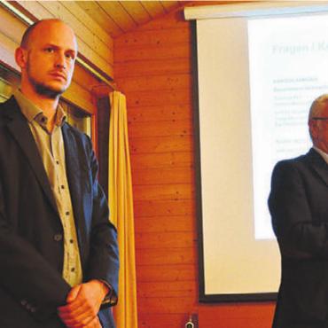 Das Miteinander aktiv gestalten - Andreas Ruf (links), Amt für Migration, und Martin Heiz, Impuls Zusammenleben Aargau Süd, stellten 2022 die regionalen Integrationsfachstellen vor. Bild: Archiv