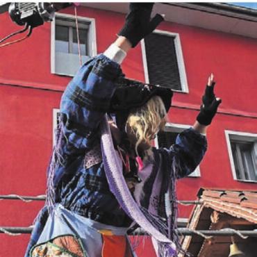 Kunterbunte Fasnachtsparty - Am Galgen hängend durch den Umzug.