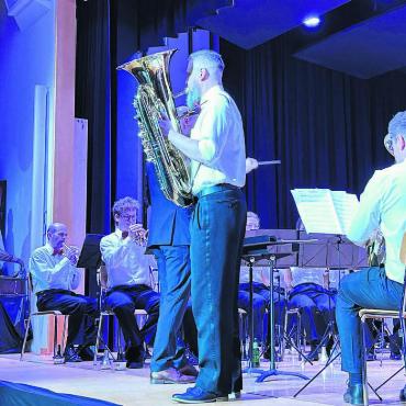 Brass geht auch mit Hardrock - Solist Lubos Perencay an der Tuba sorgte für einen der Höhepunkte des Abends zum Stück «Tuba Muckl» – die anderen Tubisten konnten es sich an der Bar gemütlich machen. Bild: dv
