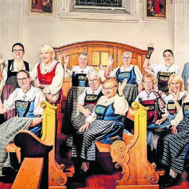 Trachtengruppe sagt Adieu - Ein freundliches Winken zum Abschluss. Die Trachtengruppe Buttwil ist Geschichte. Bild: zg