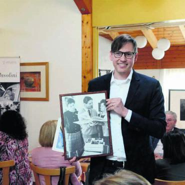 Das andere Italien gezeigt - Kurator und Fotograf Christoph Montebelli weiss viel Interessantes über Pier Paolo Pasolini zu erzählen. Hier mit einer Fotografie, die den Künstler mit dessen Mutter zeigt.
