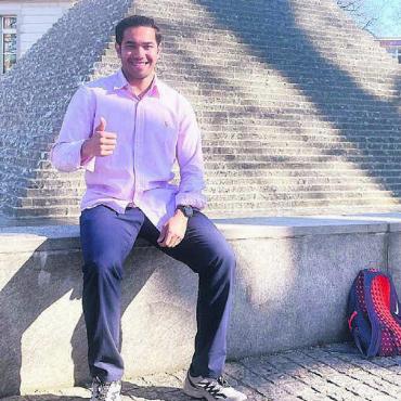 Das Herz im Wasser - Hussain Adel beim Pyramidenbrunnen in Bremgarten. Er fühlt sich in der Reussstadt sehr wohl.