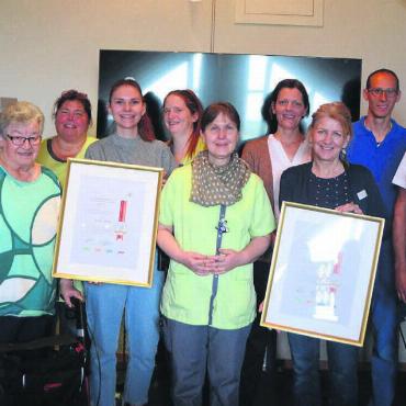 Von Tarteletten und Café complet - Grosse Freude bei Mitarbeitenden und Bewohnenden über die vier Labels der terzStiftung. Besonders gross ist die Freude bei Geschäftsführer Josef Villiger (Zweiter von rechts). Übergeben hat die Zertifikate Jörg Niessen (rechts) von der terzStiftung. Bild: Annemarie Keusch