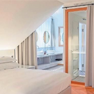 Biker-Hotel mit Kultur - Verschiedene architektonische Lösungen wurden für die Zimmer und Lofts in den zum Teil historischen Gebäude vom Hotel Caspar gefunden. Sie alle bestechen in ihrer Ausstattung durch moderne Gastlichkeit.