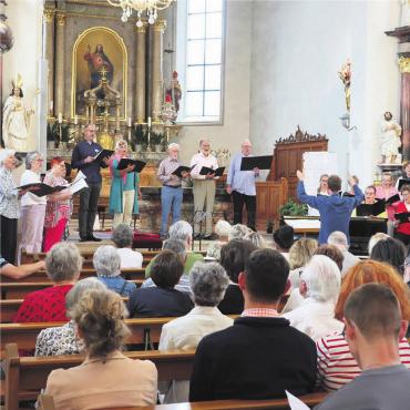 Vor voller Kirche - Der Kirchenchor Lunkhofen sorgte beim Publikum für viel Begeisterung. Bild: zg