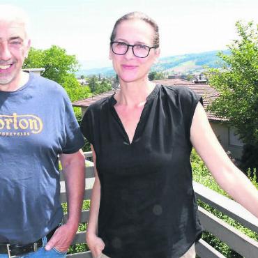 «Bezug zur Realität verloren?» - Wohlen ist stark gewachsen – und somit auch die Infrastruktur. Nun beantragt der Gemeinderat eine Steuerfusserhöhung von sieben Prozent, dies kommt bei einer Mehrheit der Parteien nicht gut an. Sie beide vertreten die unterschiedlichsten Meinungen: SVP-Präsident Roland Büchi und SP-Präsidentin Laura Pascolin. Bild: Archiv/dm