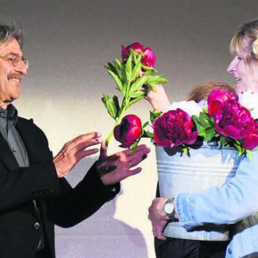 Das erträumte Gesamtkunstwerk - Blumen für die Schauspieler-Truppe: Erika Melliger von der Produktionsleitung überreicht Andreas Weber das kleine Geschenk.