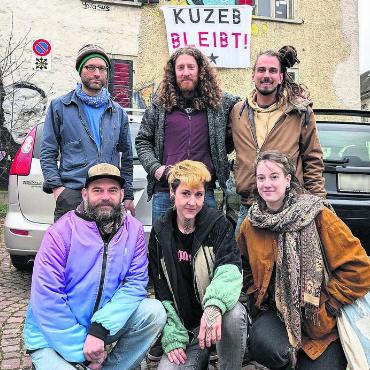 «Wir sind optimistisch» - Bilder: Marco Huwyler / zg Die Leute vom Kuzeb informierten am Samstag gemeinsam. Ihr Ziel: Das älteste autonome Kulturzentrum der Schweiz muss erhalten bleiben.