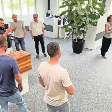 Interessanter Ein- und Ausblick - Bei der Besichtigung FelberMeile und Huwiler & Portmann in Niederwil erhielten die Gewerbler Einblick in das lokale Bauunternehmen. Bilder: zg