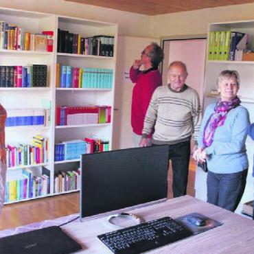 Offene Türen für alle - Sozialdiakon Roman Bamert (rechts) gibt Einblick in die Büroräumlichkeiten im obersten Geschoss.