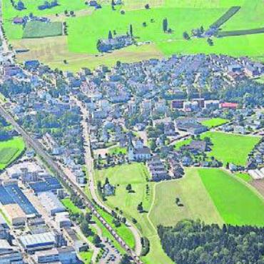 Die bauliche Entwicklung planen - Mit einem Bekenntnis zu innerer Verdichtung und Mehrwert am Bahnhof will die Gemeinde Sins ihr Profil schärfen. Bild: zg