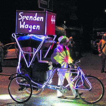Ein riesiger Haufen mobiler Discos - Keine Plaketten, dafür Spendenwagen.