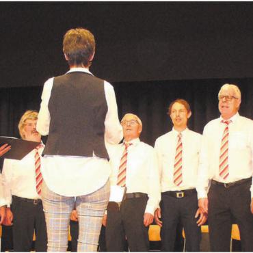 Singe, wem Gesang gegeben - Der Männerchor Beinwil und seine Dirigentin Theres Meienberg in voller Konzentration beim Konzertvortrag. Bilder: Alphonse Hauser