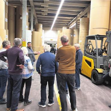 Im grössten Druckzentrum - Im Lager stapelt sich das Papier bis unter die Decke, obwohl eigentlich immer auf Wochenebene die benötigte Menge nachbestellt und per Bahn geliefert wird. Aber bei einem Verbrauch von 600 Tonnen pro Woche ist auch dies ganz schön viel. Bilder: mn