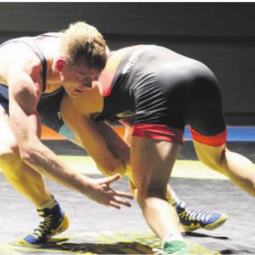 Achterbahn der Emotionen - Nino Leutert (links) zeigt einen guten Kampf gegen Kriesserns Dominik Laritz. Die Freiämter verlieren, ziehen aber dennoch in den Final ein. Bild: jl
