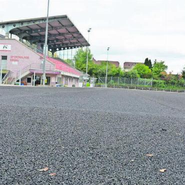 Im Sinne der Sportförderung - Es sollen im Kanton Aargau noch mehr Kunstrasen wie hier in Muri erstellt werden. Bild: Archiv