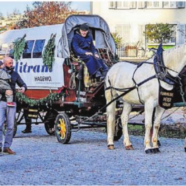 Mit dem Märlitram ins Märlischloss - Fuhrhalter Meier bringt mit seinem Märlitram die grossen und kleinen Zuhörer zum Märchenschloss. Bild: hus