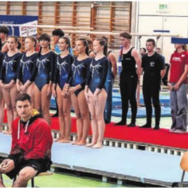 Zwei Hallen, perfekte Premiere - Und auch in der «alten» Hofmattenhalle wurde geturnt. Hier die Sportlerinnen und Sportler der Kategorie 5 nach dem Einmarsch.