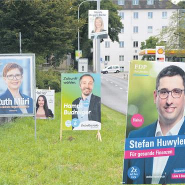 Das Ringen um den achten Sitz - Der Plakatwald steht – der Wahlkampf um die acht Sitze des Bezirks Muri im Grossen Rat ist längst lanciert. Bild: Annemarie Keusch
