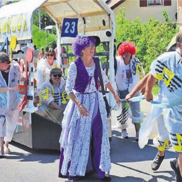 Ebenso kreativ wie rasant - Auch bergauf haben sie es lustig, die Sängerinnen und Sänger des Regi-Chors.