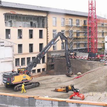 Weiterhin herausfordernd - Grossbaustelle Schulzentrum Halde: Zurzeit kommt der Anbau für die Bezirksschule langsam aus dem Boden: Das alte Bez-Schulhaus (Mitte) und das sanierte Primarschulhaus (rechts). Bild: Daniel Marti