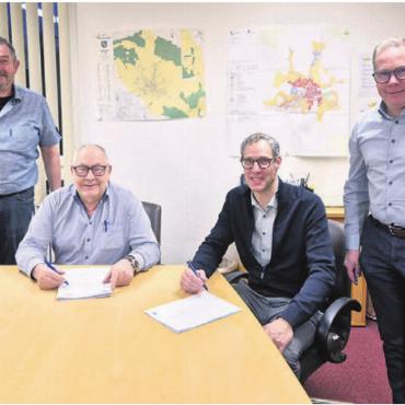 Zukunft der Anlage gesichert - Vizeammann Ruedi Schmid und Gemeindeammann Franz Schaad sowie die Vertreter der AEW Energie AG, David Gautschi (Leiter Produktion) und Daniel Wernli (Leiter Wärmeproduktion) bei der Vertragsunterzeichnung (von links). Bild: zg