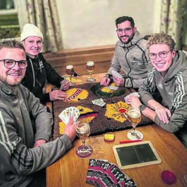Von der Bieridee zur Tradition - Die erste Mannschaft organisiert das Jassturnier. Am Tisch sitzen (von links) Silvan Sigg, Fabian Stutz, Denis Dubler und Pascal Lindemann. Bild: zg