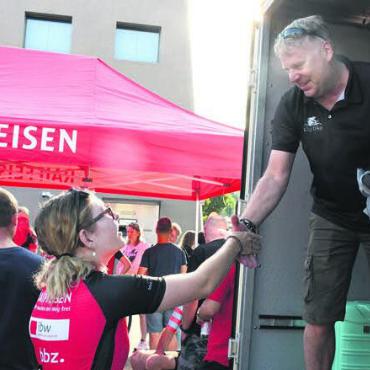 Freude und Respekt fahren mit - Bitte Gepäck im Begleitwagen verstauen: Projektleiter Martin Erne bei der Begrüssung.