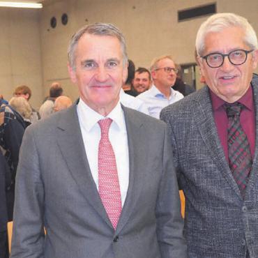 Jonen sagt Ja zum Reservoir-Bau - Zur Dernière trägt er erstmals eine Krawatte: Gemeinderat Luigi Alberti (rechts) wurde von Gemeindeammann Philipp Ackermann verabschiedet.