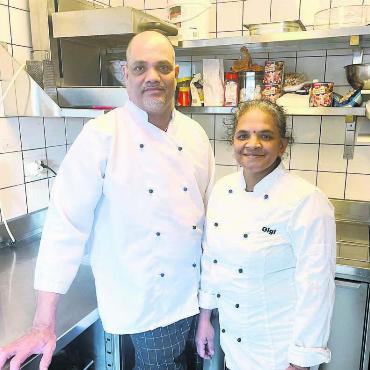 Tradition mit Exotik verbinden - Mathu und Gigi Geerththi freuen sich über die vielen Gäste, die sie schon empfangen durften. Bild: Britta Müller