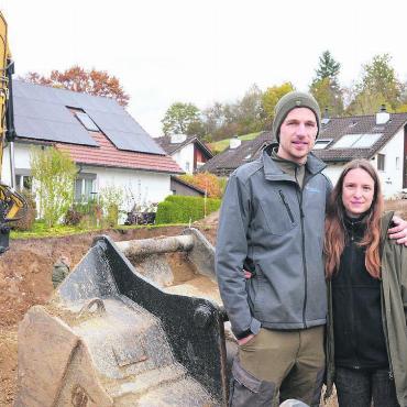 Wie eine grosse WG - Erdhaufen und Bagger. Die Vorfreude bei Célina Schüpfer und Linus Staubli ist gross. Bild: Annemarie Keusch