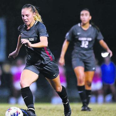 «Soccer» und Studium - Rebecca Storr im Trikot der «Panthers». Bild: zg