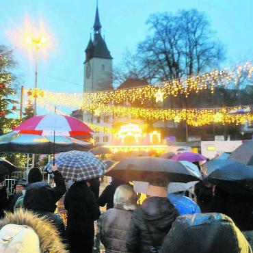 «Mein grösstes Weihnachtsgeschenk» - Regenschirme waren dieses Jahr am Christchindli-Märt fast ebenso viele wie Besucher auszumachen. Dennoch kamen die Besucher von nah und fern auch 2023 wieder in Scharen nach Bremgarten. Bild: Marco Huwyler
