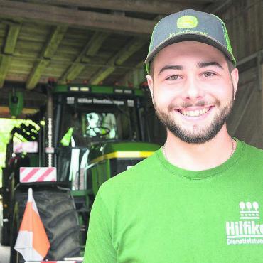 Quasi nichts ist unmöglich - Die Freude ist ihm anzusehen. Mathias Hilfiker liebt die tägliche Abwechslung in seinem eigenen Betrieb. Bild: Annemarie Keusch