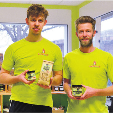 Sie probieren es einfach aus - Andreas Hediger (links) und Fabian Vollenweider zeigen die drei Kichererbsen-Produkte, die seit Kurzem im Hofladen in Benzenschwil erhältlich sind. Bild: Annemarie Keusch
