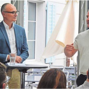 Mit dem Herzen voran - Einst spielten sie beim FC Basel zusammen Fussball, nun gestalteten sie den Talk beim Club 50 des FC Muri: Oliver Stöckli (links) und Alex Frei. Bild: Annemarie Keusch