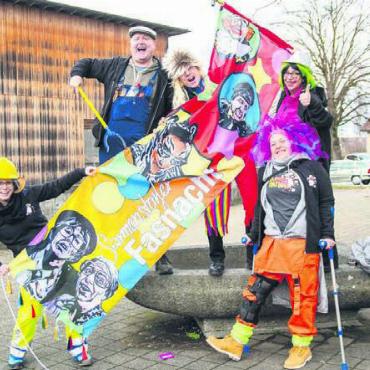 Wo stehen sie in diesem Jahr? - Welche Fasnachtsfahne wo hängt im Dorf, das wird auch dieses Jahr wieder ausgelost – natürlich bei einem Apéro. Bild: zg