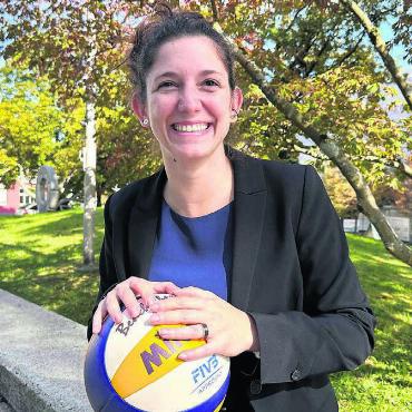 Verliebt in den Ball - Trainerin Claudia D’Aniello will die «Lunki» ins Mittelfeld führen. Bilder: Stefan Sprenger / zg