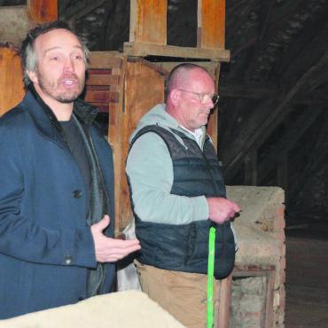 Viel Positives auf beiden Seiten - Hans-Peter Budmiger (links) und Hans Peter Frey im Dachgeschoss. Dieses zu erschliessen und als Verwaltungsraum zu nutzen, ist laut Machbarkeitsstudie möglich. Bild: Annemarie Keusch