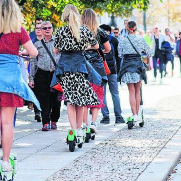 «Sie sind ein grosses Ärgernis» - Die E-Scooter sind laut Repolchef ein Ärgernis: Vor allem bei den Schulhäusern und beim Bahnhof nimmt die Frequenz laufend zu. Bilder: pixabay/zg