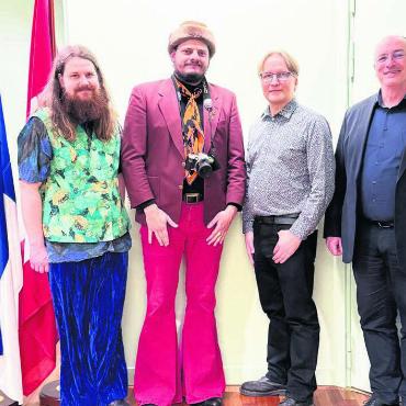 Botschafter der Musik - Zu Besuch in der Schweizer Botschaft in Helsinki (von links): Produzent Valtteri Väänänen, Pianist Nicolas Streichenberg, Komponist Teemu Halmkrona und Gastgeber Daniel Rüger, Stv. Missionschef. Bilder: zg