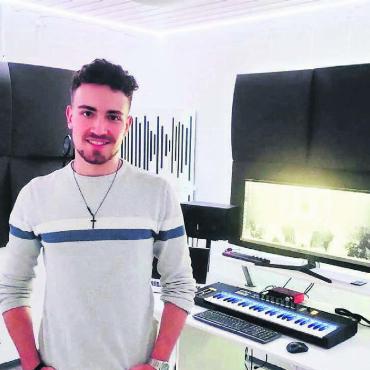 House-DJ im Kirchenhaus - Jan Becker in seinem neuen Musikstudio in Bremgarten. Als DJ Simon Miles hat er sich dieses Jahr selbstständig gemacht und setzt voll auf Musik. Bild: Marco Huwyler